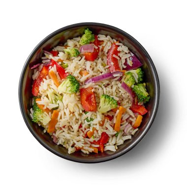 Beyaz arka planda sebzeli bir kase kızarmış pirinç.