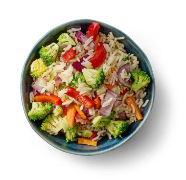 Beyaz arka planda sebzeli bir kase kızarmış pirinç.