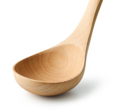 Beyaz arkaplanda izole edilmiş yeni boş ahşap kepçe