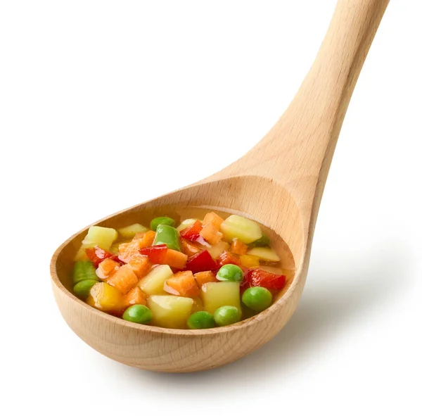 在白色背景上隔离的木制大勺中的蔬菜汤 — 图库照片
