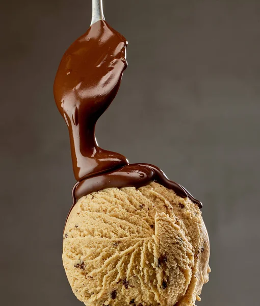 Gesmolten Chocoladesaus Stromend Karamel Ijsbal Grijze Achtergrond — Stockfoto