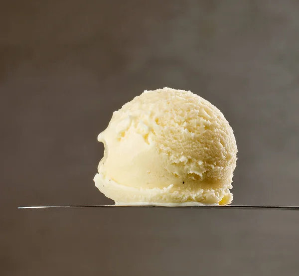 Ванильное Мороженое Мяч Сером Фоне — стоковое фото