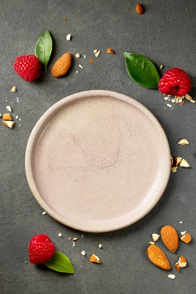 Piring Merah Muda Kosong Meja Dapur Abu Abu Dengan Raspberry — Stok Foto