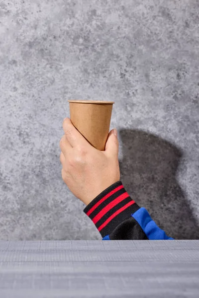 Bort Kaffekopp Människohand Grå Bakgrund Selektivt Fokus — Stockfoto