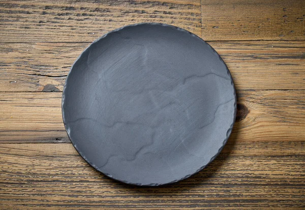 Empty Black Plate Wooden Kitchen Table Top View — Stock Photo, Image