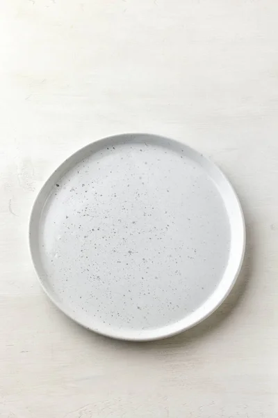 Piring Putih Kosong Tilikan Atas Tabel Putih — Stok Foto