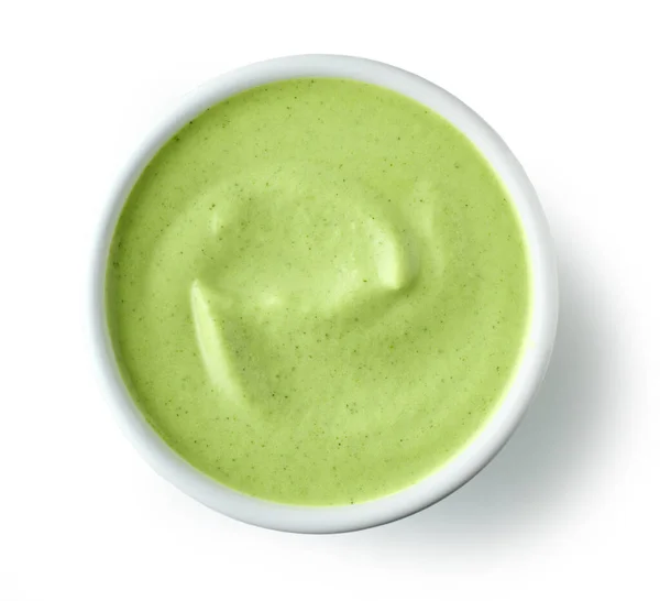 白い背景に隔離された緑の野菜クリームスープのボウルトップビュー — ストック写真