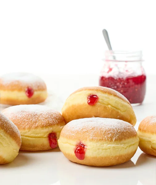 Frisch Gebackene Gelee Donuts Und Marmeladengläser Auf Weißem Hintergrund Nahaufnahme — Stockfoto