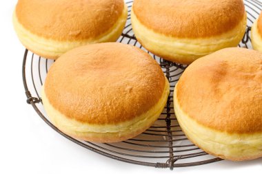 Taze pişmiş reçelli çörekler beyaz arka planda yakın plan 