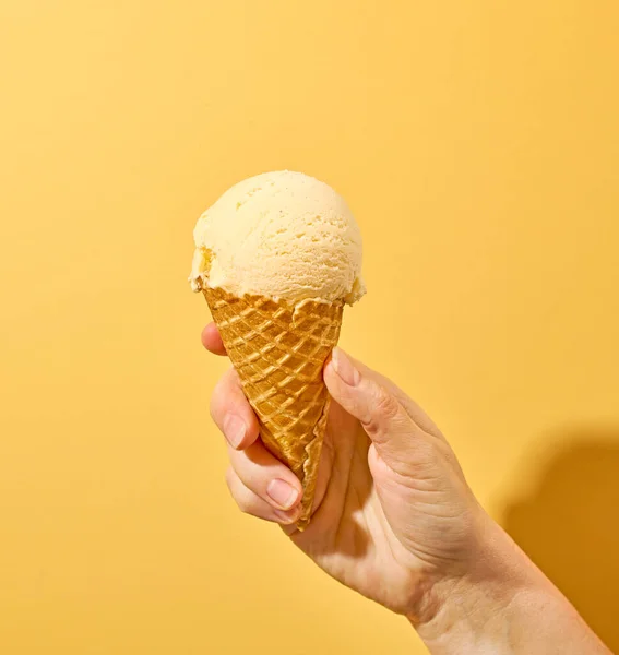 Ванильное Мороженое Руке Человека Желтом Фоне — стоковое фото