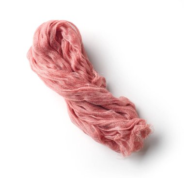 Kırsal pembe pamuklu peçete beyaz arka planda izole edilmiş, üst manzara