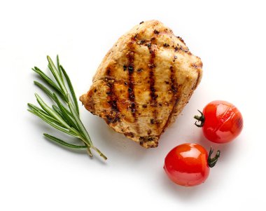 Beyaz arka planda izole edilmiş taze ızgara domuz filetosu.