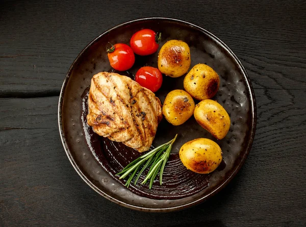 Tányér Frissen Grillezett Sertésfilé Steak Zöldségek Fekete Asztalra Felülnézet — Stock Fotó