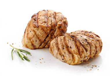 Beyaz arka planda taze ızgara domuz filetosu.