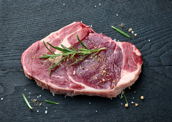 Frisches Rohes Rindfleisch Entrecote Steak Auf Schwarzem Holzbrett Draufsicht — Stockfoto