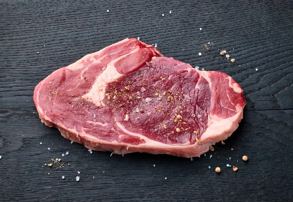 Čerstvé Syrové Hovězí Entrecote Steak Černé Dřevěné Desce Pohled Shora — Stock fotografie