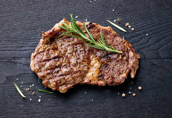 Bife Carne Recém Grelhado Entrecote Placa Madeira Preta Vista Superior — Fotografia de Stock