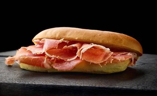 Sandwich Met Gesneden Spaanse Iberico Ham Zwarte Houten Plank — Stockfoto