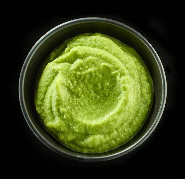 Schüssel Mit Grünem Gemüsepüree Isoliert Auf Schwarzem Hintergrund Draufsicht — Stockfoto