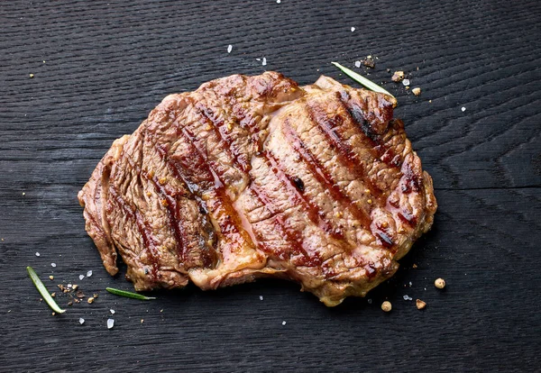 Bife Carne Recém Grelhado Entrecote Placa Madeira Preta Vista Superior — Fotografia de Stock