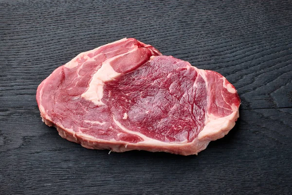 Čerstvé Syrové Hovězí Entrecote Steak Černé Dřevěné Desce Pohled Shora — Stock fotografie