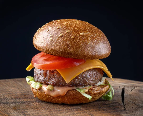 Čerstvé Chutné Burger Dřevěné Desce Černé Pozadí — Stock fotografie