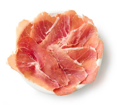 Beyaz arka planda izole edilmiş dilimlenmiş İspanyol Iberico jambonu tabağı.