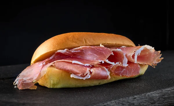 Sandwich Met Gesneden Spaanse Iberico Ham Zwarte Houten Plank — Stockfoto