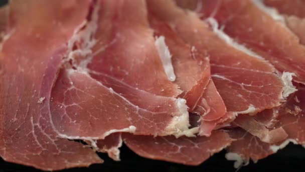 Plaat Van Gesneden Spaanse Iberico Ham Houten Tafel Achtergrond — Stockvideo