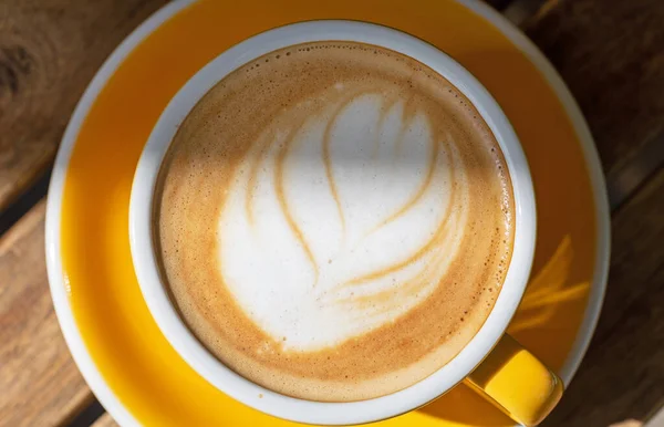 Restoran Masasında Bir Fincan Cappuccino Yakın Çekim Üst Manzara — Stok fotoğraf