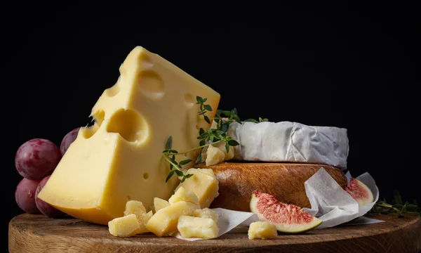 도마와 치즈와 포도와 — 스톡 사진
