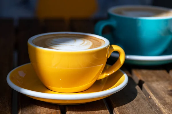 Två Koppar Cappuccino Kaffe Restaurangbordet — Stockfoto