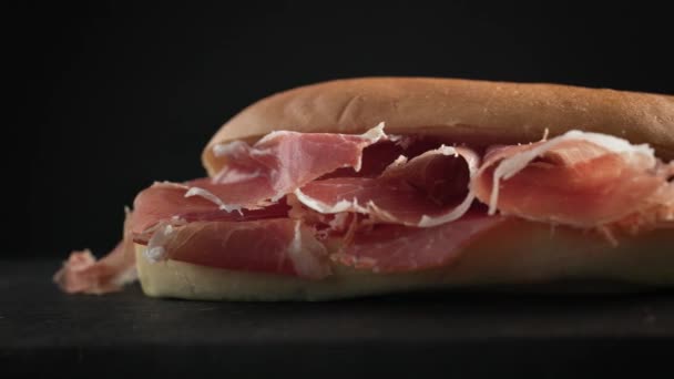 Sandwich Met Gesneden Spaanse Iberico Ham Zwarte Houten Plank — Stockvideo