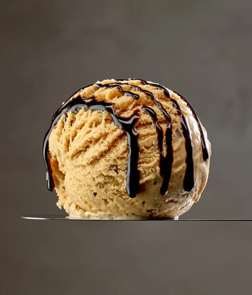 Καραμέλα Παγωτό Σέσουλα Σάλτσα Σοκολάτας Σκούρο Γκρι Φόντο Τοίχο — Φωτογραφία Αρχείου