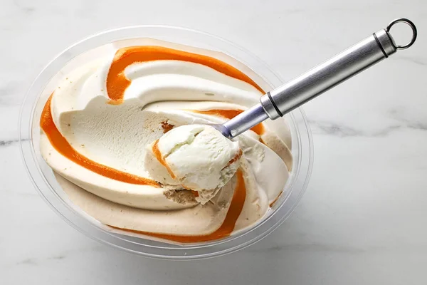 바닐라 아이스크림 용기와 카라멜 아이스크림 — 스톡 사진