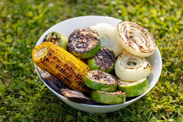 Bowl Grilled Vegetables Green Grass Background — Stock Photo, Image