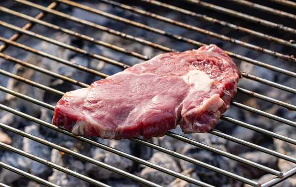 Bife Carne Crua Fresca Grelhando Grelha Carvão — Fotografia de Stock