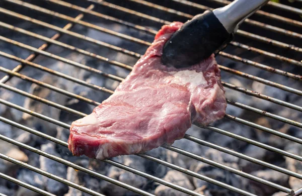 新鲜生牛肉牛排在木炭烤架上烤 — 图库照片