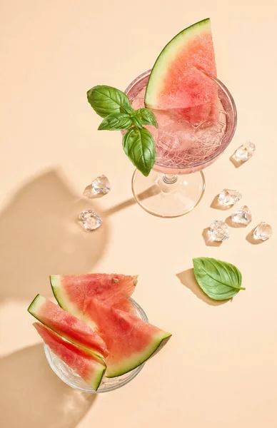 Cocktail Verão Moda Melancia Gengibre Fizz Decorado Com Folha Manjericão — Fotografia de Stock