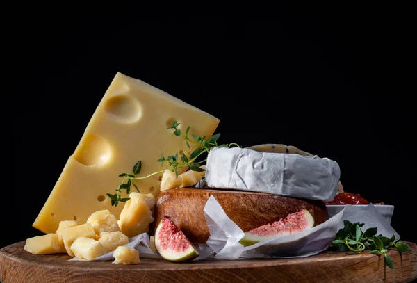 도마와 치즈와 포도와 — 스톡 사진