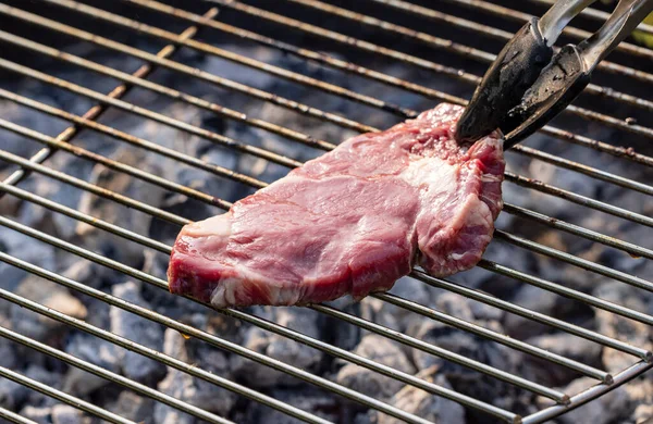Grillade Steak Bœuf Cru Frais Sur Barbecue Charbon Bois — Photo