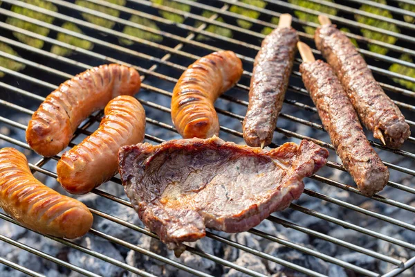 烤肉上的各种肉类和香肠 — 图库照片