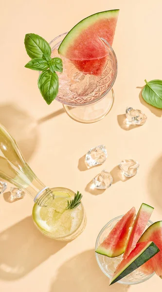 Trendy Summer Cocktails Pouring Glass Top View — Stock Photo, Image