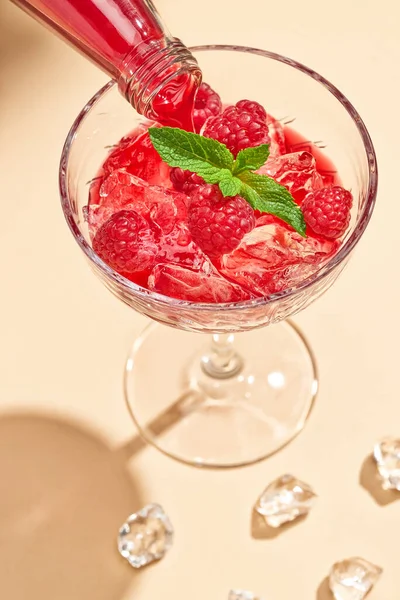 Cocktail Été Tendance Rosito Framboise Verser Dans Verre — Photo