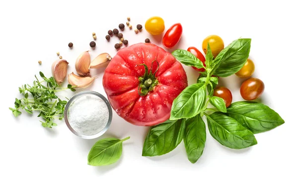 Samenstelling Van Verse Tomaten Basilicum Specerijen Geïsoleerd Witte Achtergrond Bovenaanzicht — Stockfoto