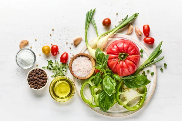 Különböző Friss Nyers Zöldségek Fűszerek Fehér Asztalon Felülnézet — Stock Fotó