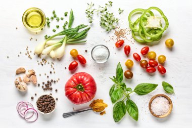 çeşitli sebzeler, otlar ve baharatlar beyaz ahşap masa, üst görünüm