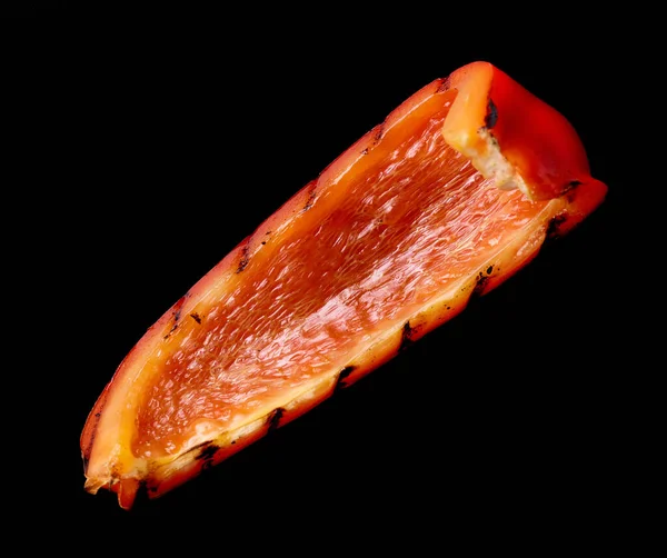 Gegrilde Sappige Rode Paprika Stuk Geïsoleerd Zwarte Achtergrond Bovenaanzicht — Stockfoto