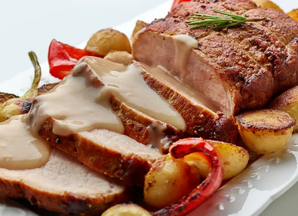 Close Carne Porco Assada Fatiada Com Legumes Molho Placa Branca — Fotografia de Stock