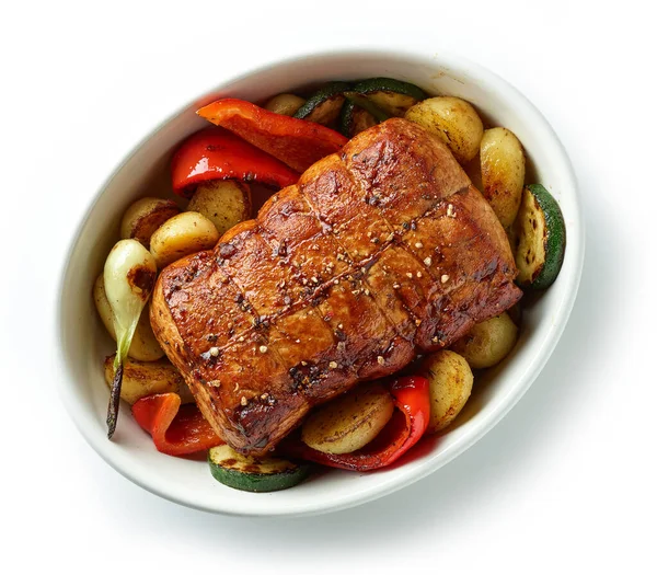 一碗完整的烤猪肉和蔬菜 背景为白色 顶部视图 — 图库照片